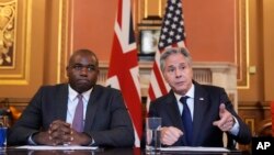 Sekrete d Eta Antony Blinken (a dwat) pandan yon konferans pou lapres ak Sekrete Afe Etranje Britanik David Lammy nan Lond, 10 Sept. 2024. 