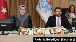 Akdeniz Belediyesi’nin DEM Partili eş başkanları Nuriye Arslan ve Hoşyar Sarıyıldız ile birlikte yine DEM Partili 4 meclis üyesi Cuma sabahı gözaltına alınmıştı.